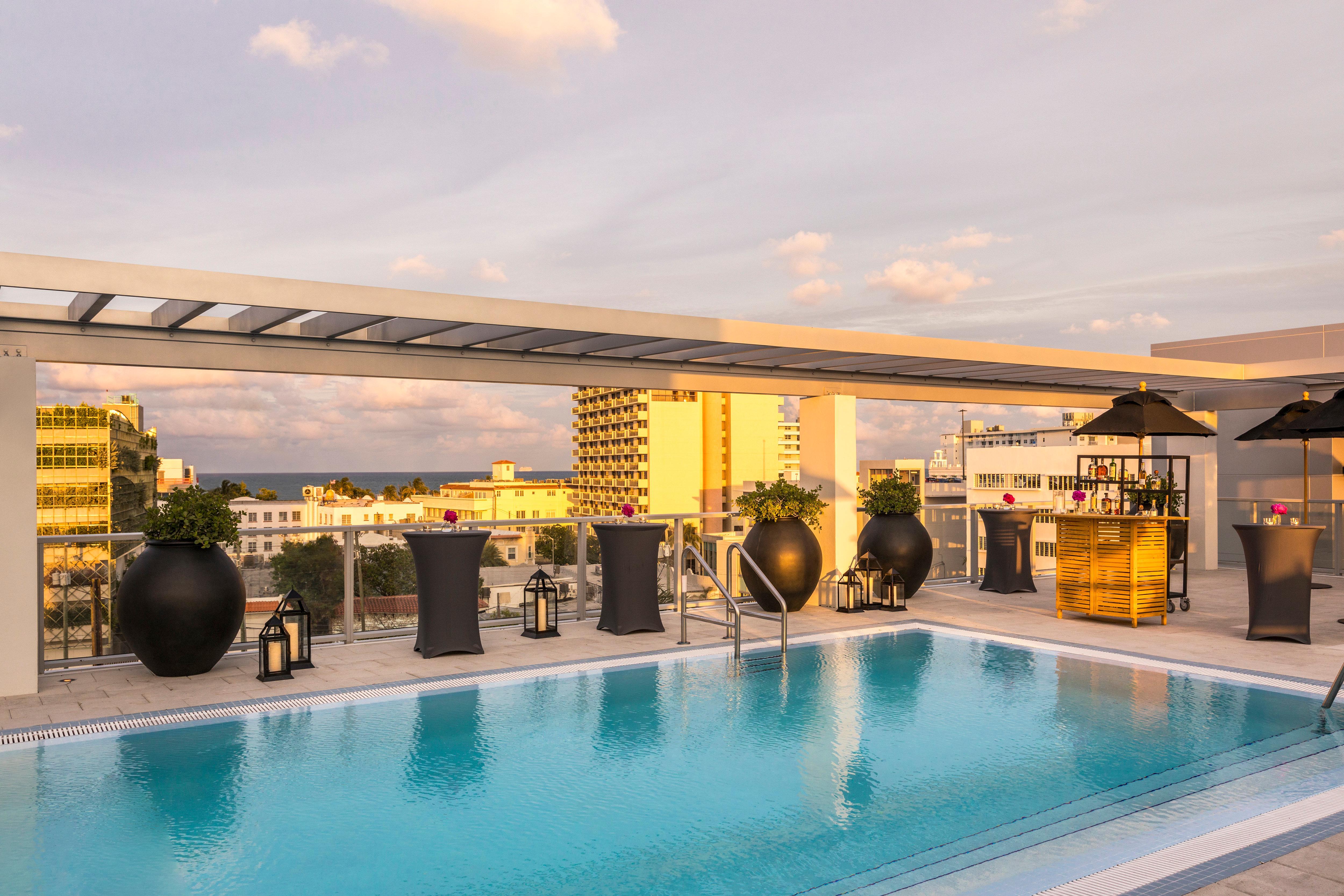 金普顿安格勒酒店 迈阿密海滩 外观 照片 Rooftop pool at the Hilton San Juan