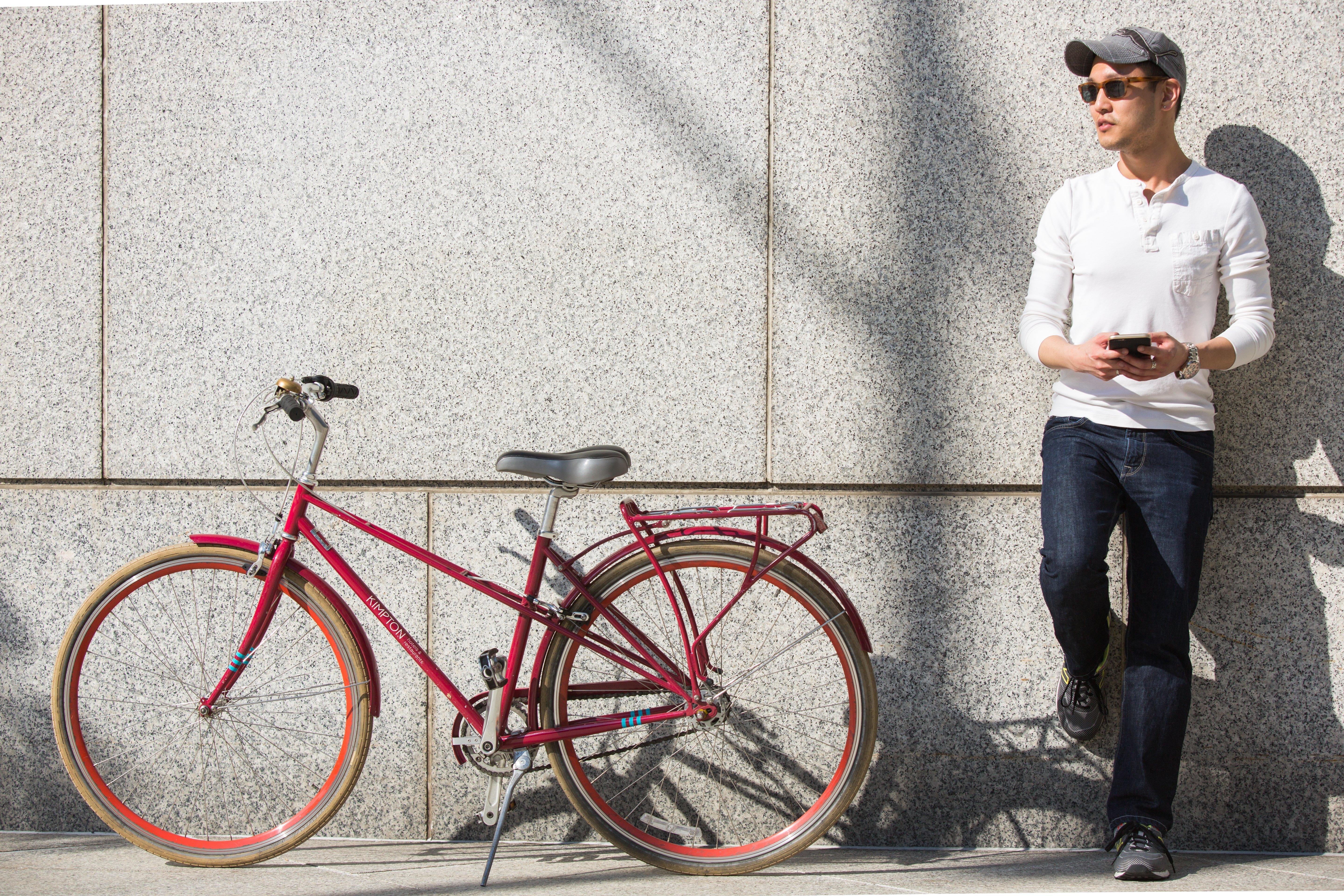 金普顿安格勒酒店 迈阿密海滩 外观 照片 A man with a bicycle