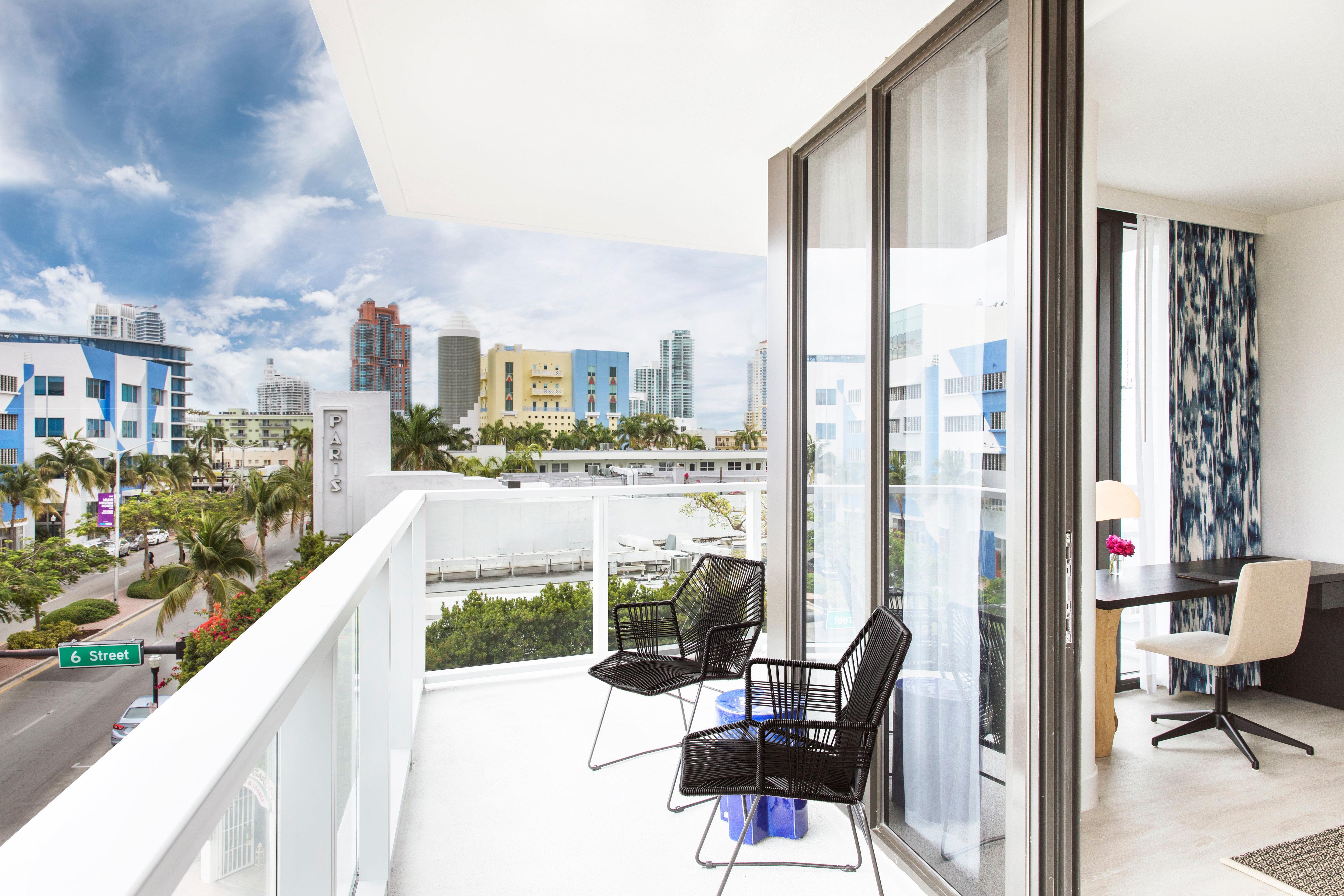 金普顿安格勒酒店 迈阿密海滩 外观 照片 A balcony at the SLS Brickell